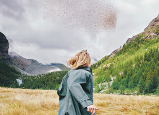 Il Fashion Film nel mondo del gioiello: debutta “The Shape of Life” Dettaglio della locandina del cortometraggio “The Shape of Life” (2024)