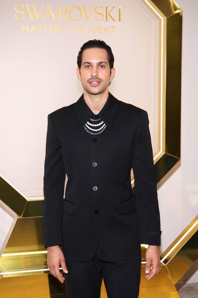 Mahmood durante l’opening event della mostra Masters of Light di Swarovski