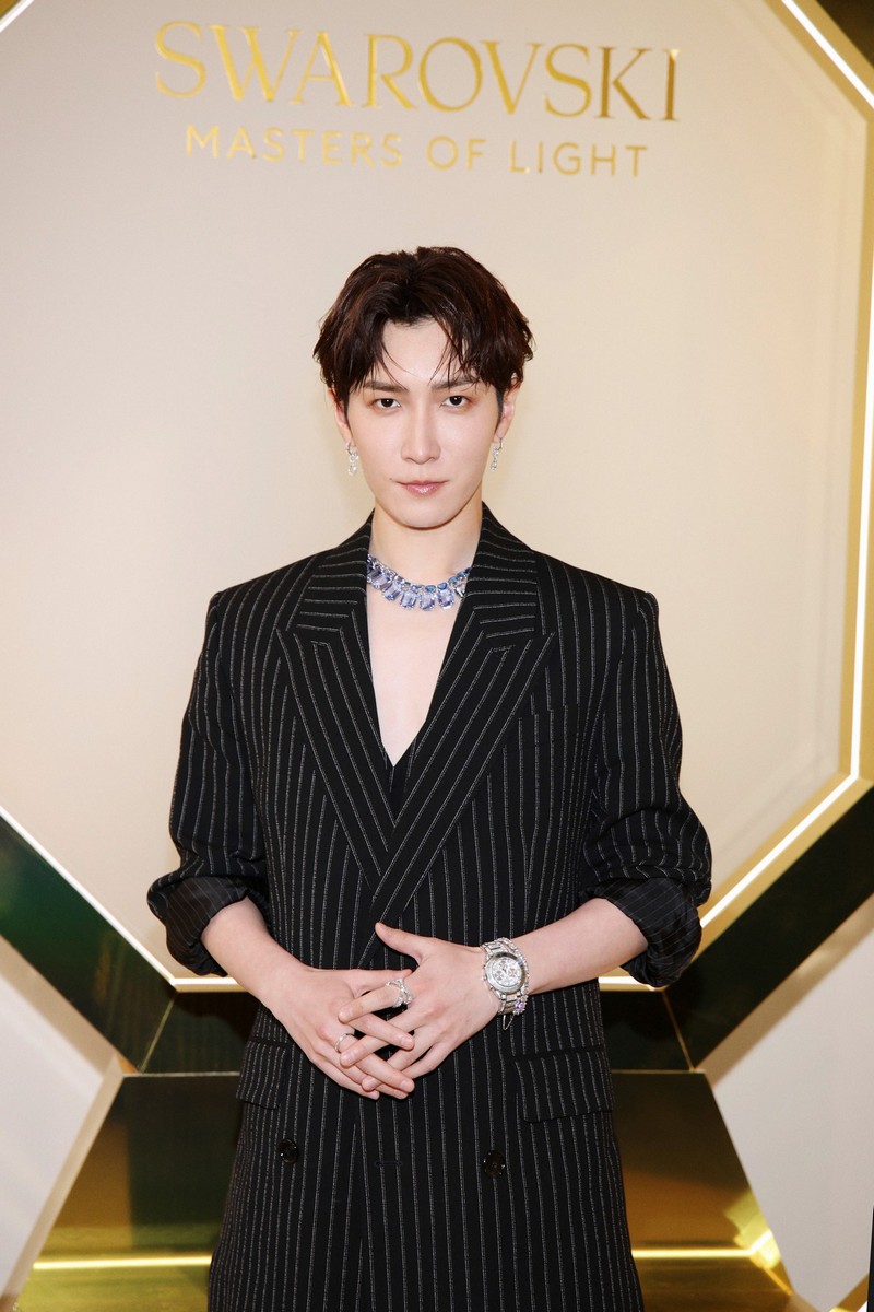 Shota Watanabe durante l’opening event della mostra Masters of Light di Swarovski
