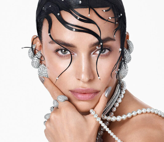 Swarovski rivisita l’iconografia di Venere: la campagna della Collezione primavera/estate 2024 tra lusso e sogni sottomarini