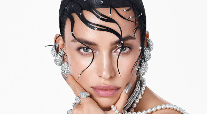 Swarovski rivisita l’iconografia di Venere: la campagna della Collezione primavera/estate 2024 tra lusso e sogni sottomarini
