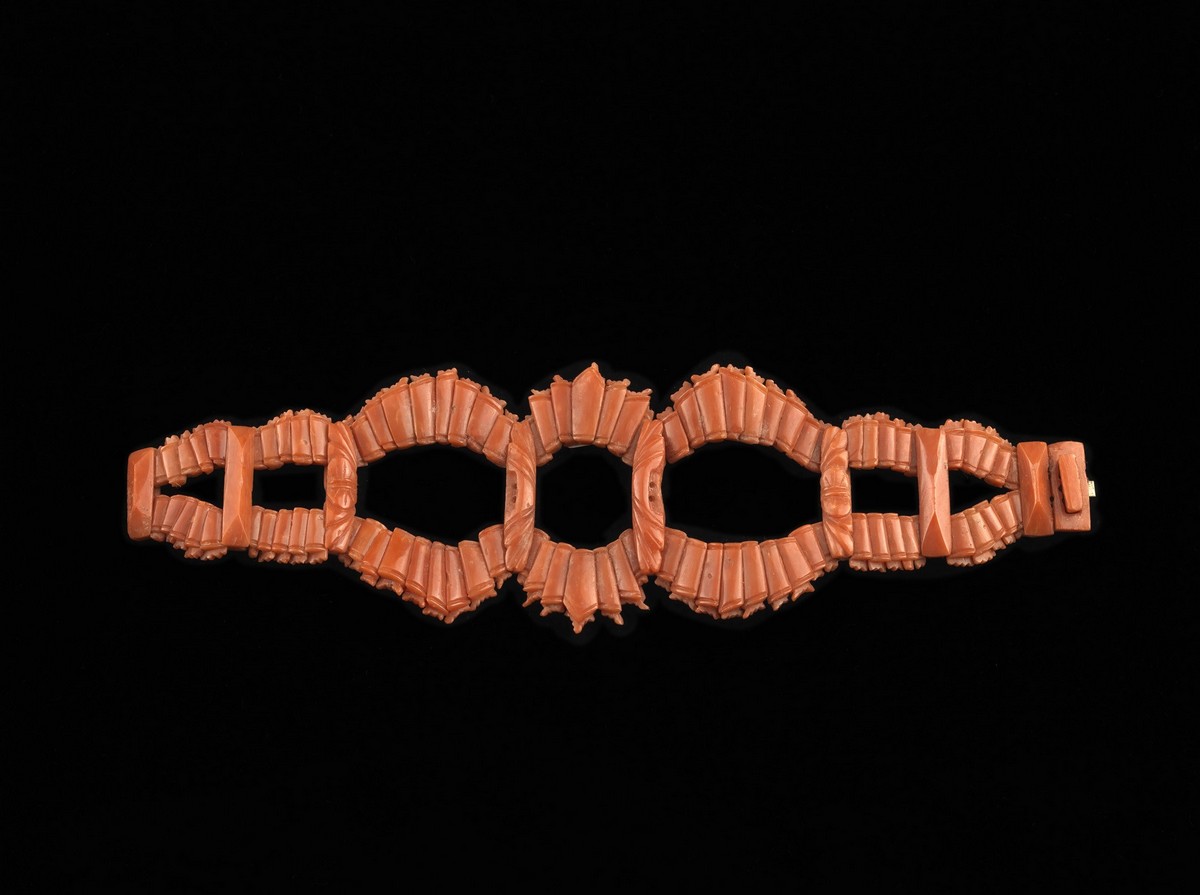 Museo Antonino De Simone, Bracciale, manifattura genovese, Angelo Cadeddu, XIX secolo. Bracciale composto da elementi in Corallo articolati da collegamenti in argento dorato