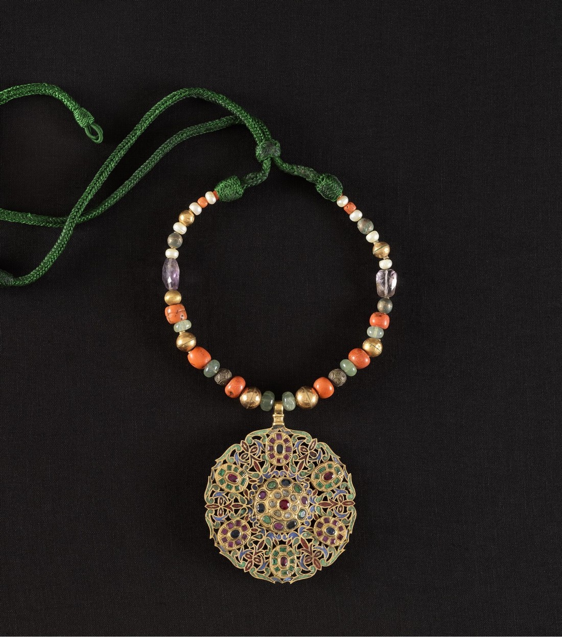 Museo Antonino De Simone, Collana Tajera, Fez, Marocco, XIX secolo. Smalti policromi, perle, smeraldi e corallo