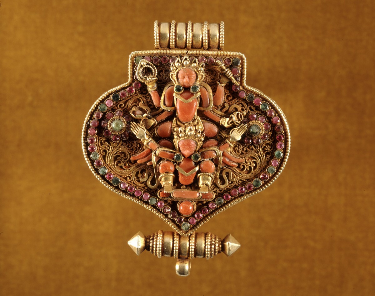 Museo Antonino De Simone, Scatola amuleto gàu, Nepal, XIX secolo. Argento dorato, corallo e pietre semipreziose