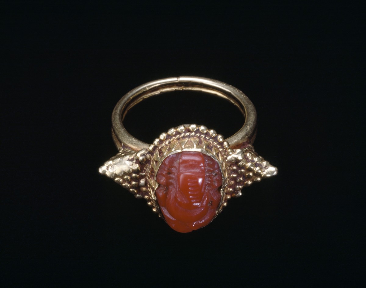 Museo Antonino De Simone, Anello, Nord India o Nepal, XX secolo. Oro e corallo