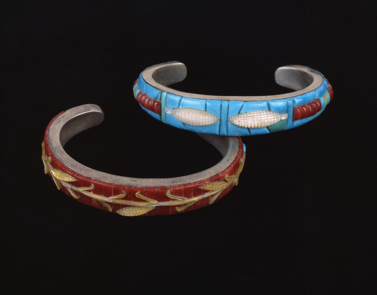 Museo Antonino De Simone, Bracciali Zuni, XX secolo. Bracciali realizzati a tarsie di madreperla su corallo e madreperla e corallo su turchese. La decorazione riproduce la simbologia del granturco