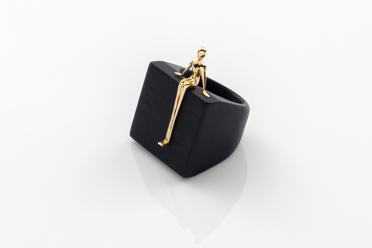 Anello “How deep is your love” di Alex Pinna, in oro e legno ebano, 2018