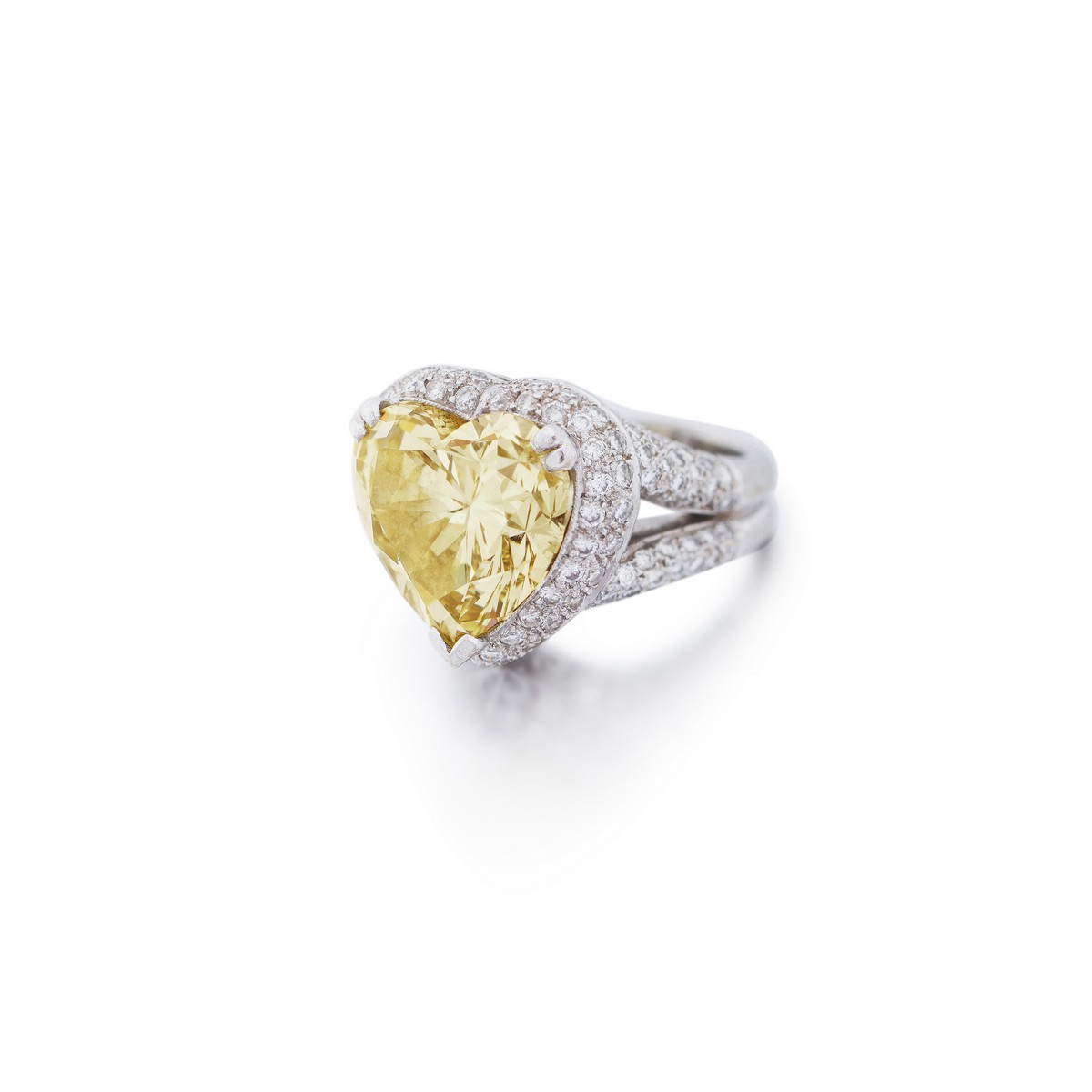Un anello con un diamante giallo a forma di cuore, circondato da diamanti bianchi, stimato tra i 165.000 ed i 200.000 euro