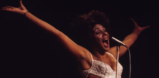 Sette decenni di gioielli all’asta Sotheby’s dedicata alla collezione di Shirley Bassey, cantante dei film di James Bond : La celebre cantante britannica Dame Shirley Veronica Bassey