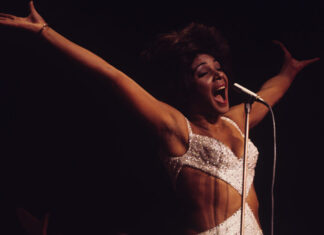 Sette decenni di gioielli all’asta Sotheby’s dedicata alla collezione di Shirley Bassey, cantante dei film di James Bond : La celebre cantante britannica Dame Shirley Veronica Bassey