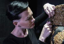 L’abito gioiello in cristalli Swarovski dal cuore pulsante: l’opera haute couture di Alicia Stanska Alicia Stanska durante l’operazione di ricamo dell’abito gioiello