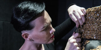 L’abito gioiello in cristalli Swarovski dal cuore pulsante: l’opera haute couture di Alicia Stanska Alicia Stanska durante l’operazione di ricamo dell’abito gioiello