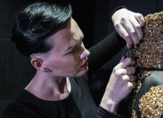 L’abito gioiello in cristalli Swarovski dal cuore pulsante: l’opera haute couture di Alicia Stanska Alicia Stanska durante l’operazione di ricamo dell’abito gioiello