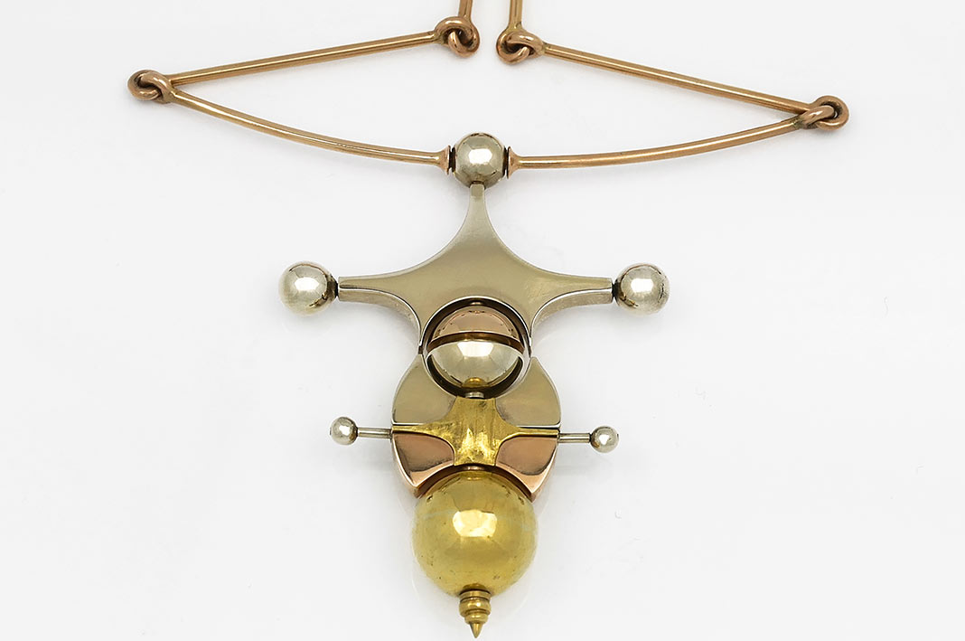 Giò-Pomodoro_Sfere-meccaniche-1970-Oro-puro,-Oro-rosso,-Oro-bianco-HOME Collana “Sfere meccaniche” di Giò Pomodoro, 1970