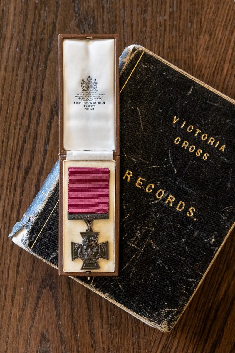 Hancocks è il produttore della Victoria Cross, da parte della Regina Vittoria, nel 1856