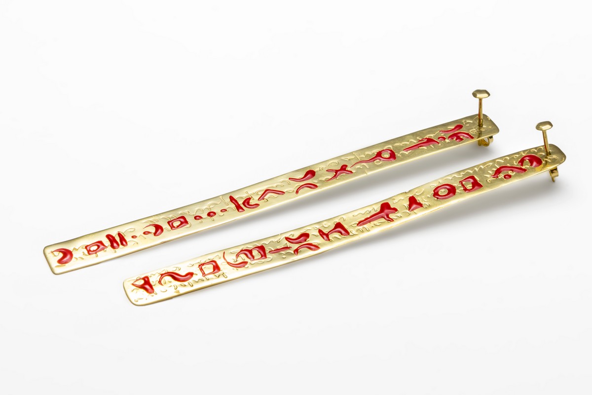 Orecchini “Rongorongo” di Tania Pistone, in oro giallo, 2022
