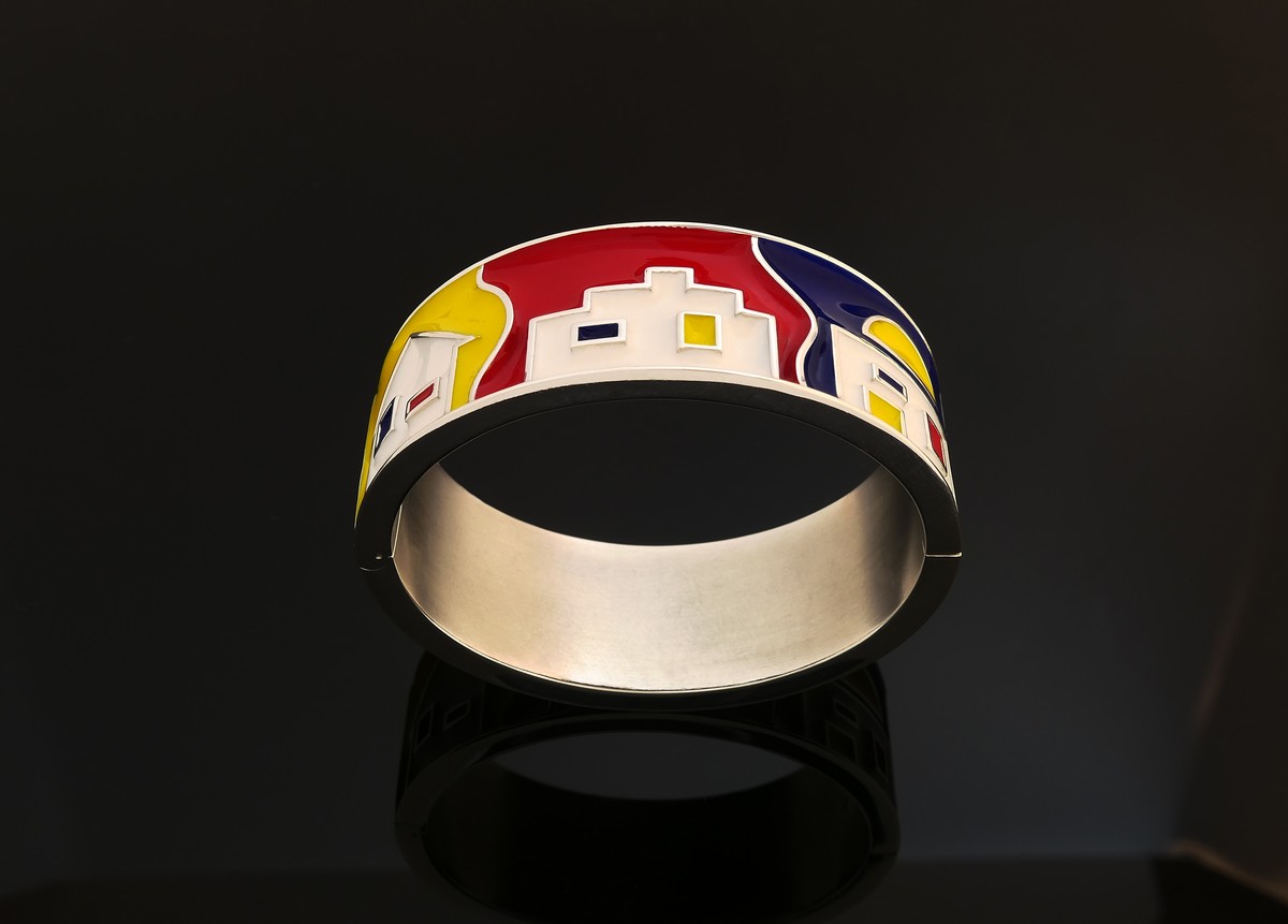 Anello “Città” di Ugo Nespolo, in argento e smalti, 2019