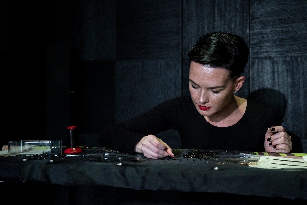 Alicia Stanska al lavoro con i suoi gioielli