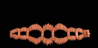 Viaggi nei musei del corallo: la macchina del tempo “etnica” della collezione De Simone Museo Antonino De Simone, Bracciale, manifattura genovese, Angelo Cadeddu, XIX secolo. Bracciale composto da elementi in Corallo articolati da collegamenti in argento dorato