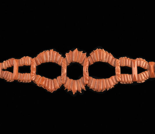 Viaggi nei musei del corallo: la macchina del tempo “etnica” della collezione De Simone Museo Antonino De Simone, Bracciale, manifattura genovese, Angelo Cadeddu, XIX secolo. Bracciale composto da elementi in Corallo articolati da collegamenti in argento dorato