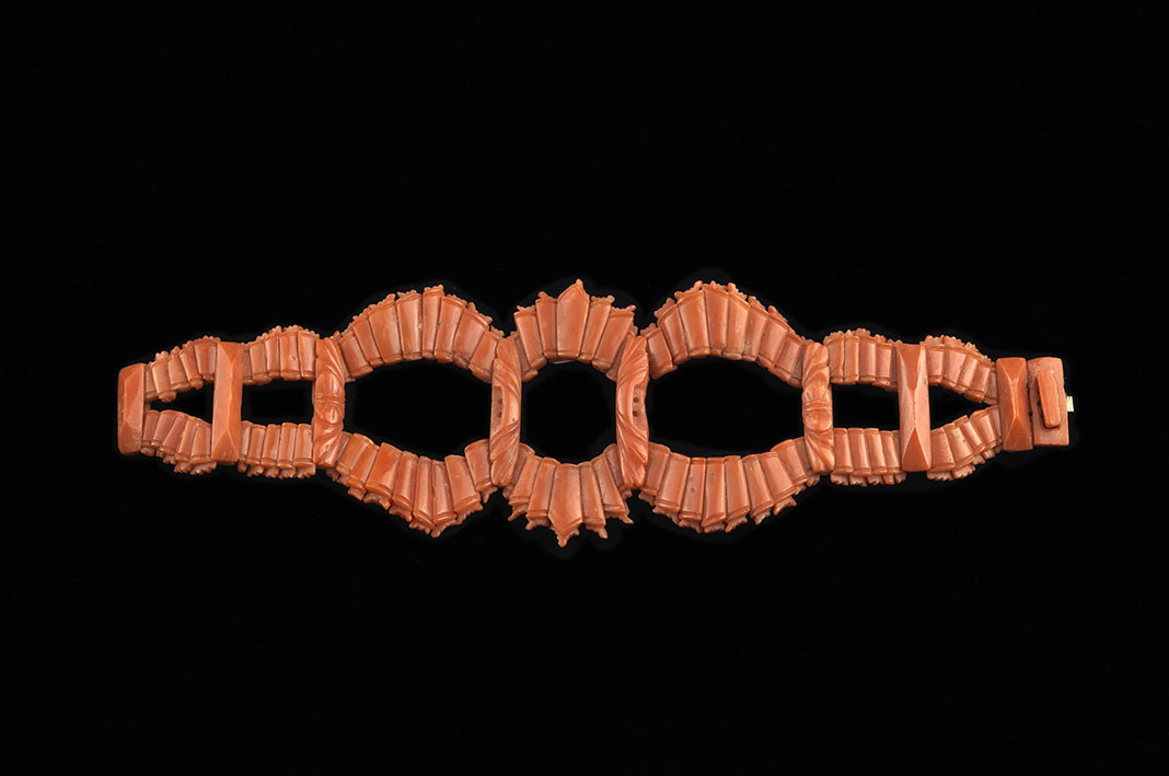 musei-del-corallo-de-simone-HOME Museo Antonino De Simone, Bracciale, manifattura genovese, Angelo Cadeddu, XIX secolo. Bracciale composto da elementi in Corallo articolati da collegamenti in argento dorato