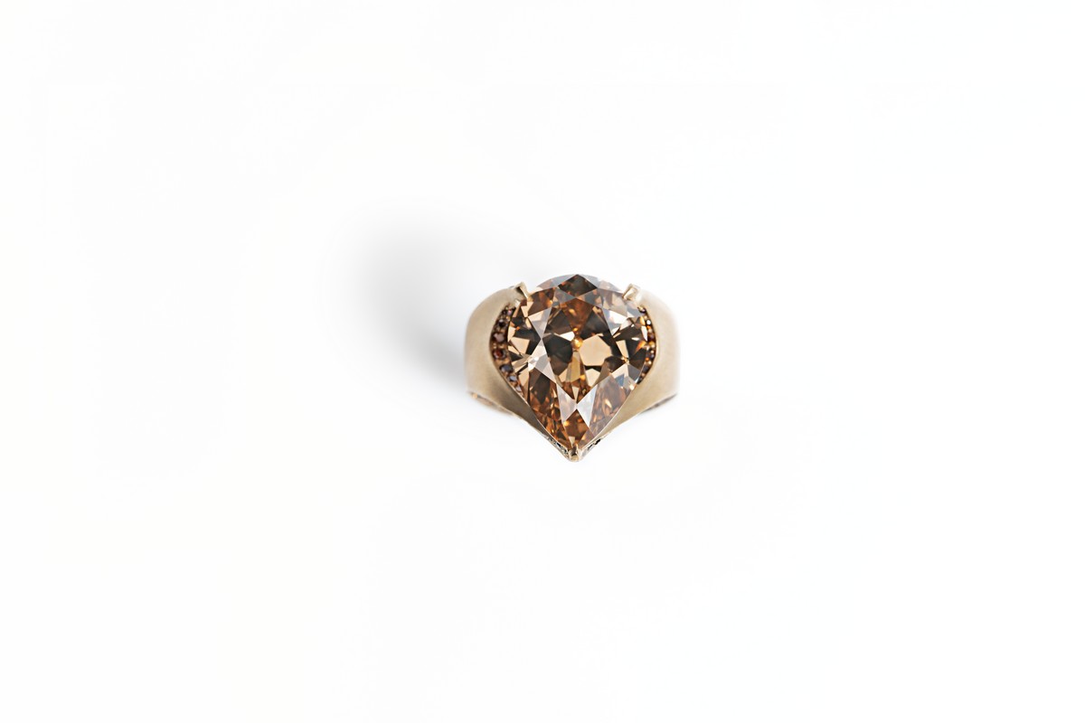 Anello con diamante da 3,02 carati, color miele, completato da bronzo e oro rosa 18 kt.