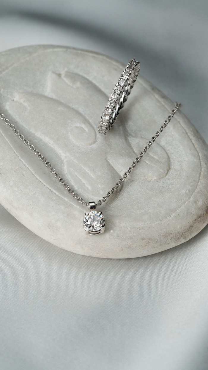 Ciondolo diamante punto luce e fedina con brillanti