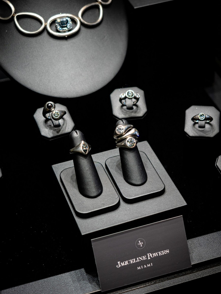 Anello con perla nera naturale e diamante grigio scuro “toi moi” in titanio e oro bianco 18 kt; anello con diamante grigio scuro taglio marquise da 1,46 carati incastonato in titanio