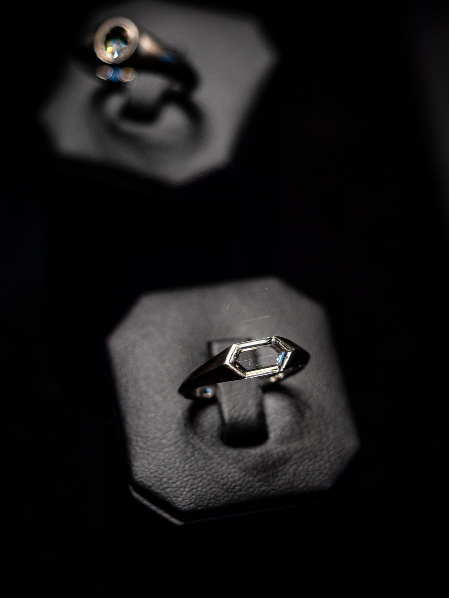 Anello con diamante giallo montato su fibra di carbonio e oro 18 kt