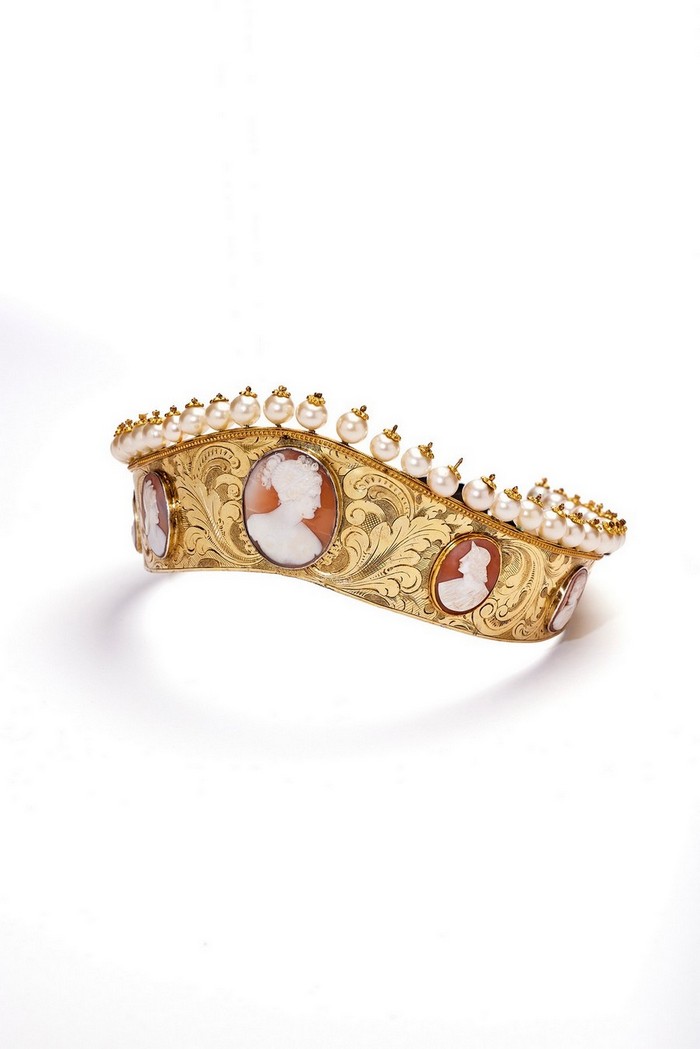Tiara di perle e cammei indossata da Rachel in Phédre