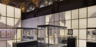 I gioielli di scena della Comédie-Française in mostra a Parigi presso L’ÉCOLE di Van Cleef & Arpels Scena espositiva I gioielli della Comédie-Française
