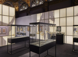 I gioielli di scena della Comédie-Française in mostra a Parigi presso L’ÉCOLE di Van Cleef & Arpels Scena espositiva I gioielli della Comédie-Française