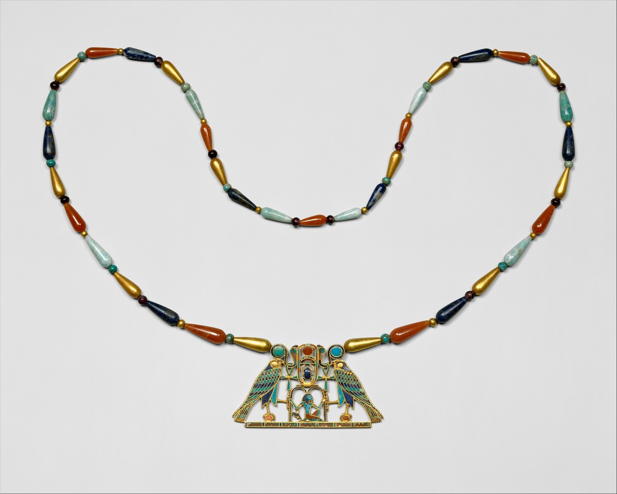 Questa collana pettorale (circa 1887-1878 a.C.), rinvenuta nella tomba della principessa della principessa Sithathoryunet, è incastonata con 372 pietre semipreziose