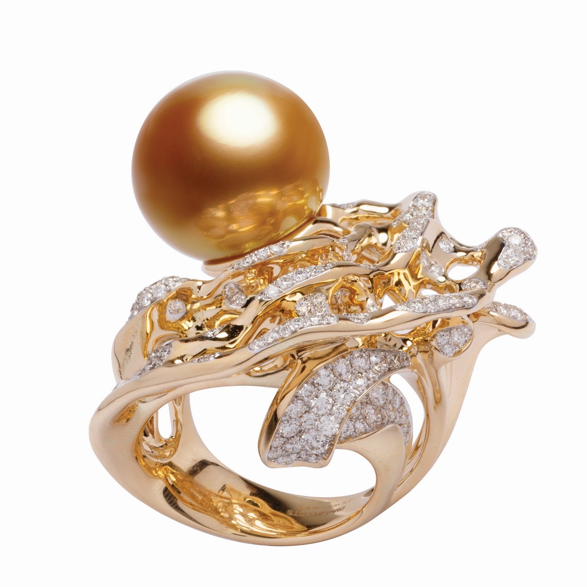 La Mer en Majesté, anello con una perla golden South Sea da 16,30 millimietri, incastonata oro 18 carati con 1,812 carati di diamanti, realizzato da Jewelmer