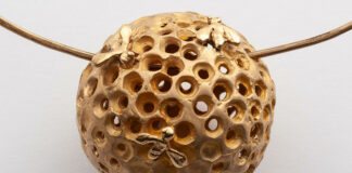 In arrivo due mostre di gioielli d’arte alla BABS Art Gallery: “Six Years” e le opere di Alba Rosa Mancini Collana “Beehive” di Jessica Carroll.