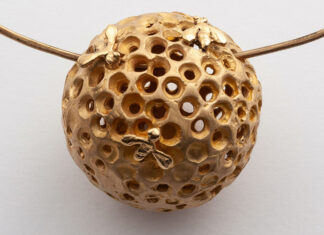 In arrivo due mostre di gioielli d’arte alla BABS Art Gallery: “Six Years” e le opere di Alba Rosa Mancini Collana “Beehive” di Jessica Carroll.