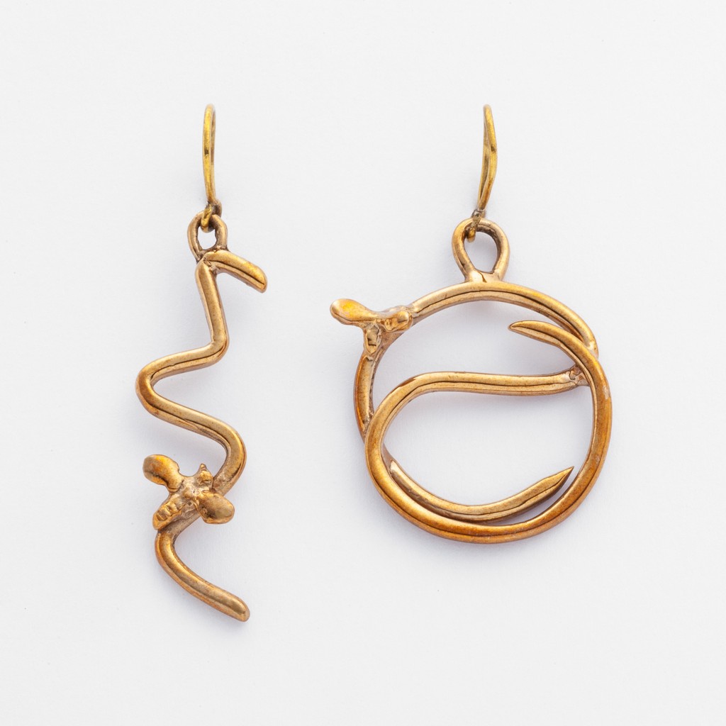 Orecchini “Sense of direction” di Jessica Carroll.