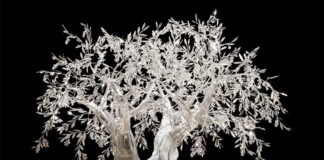 “The White Olive Tree”: l’opera in platino e diamanti in esposizione per la raccolta fondi sui tumori ossei The White Olive Tree di Agatino Cappella, in platino e diamanti (dettaglio).