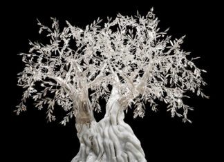 “The White Olive Tree”: l’opera in platino e diamanti in esposizione per la raccolta fondi sui tumori ossei The White Olive Tree di Agatino Cappella, in platino e diamanti (dettaglio).