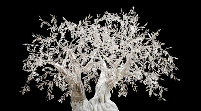 “The White Olive Tree”: l’opera in platino e diamanti in esposizione per la raccolta fondi sui tumori ossei The White Olive Tree di Agatino Cappella, in platino e diamanti (dettaglio).