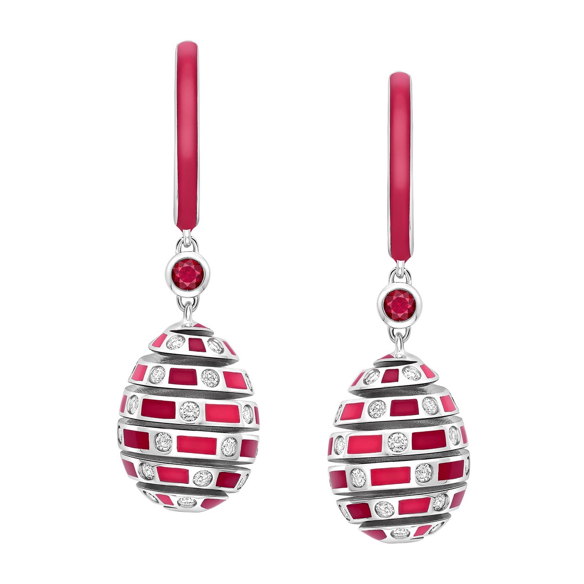Orecchino con uovo Fabergé x Beetlejuice® pendente, con motivo aspirale, in oro bianco, in smalto UV rosso, circondato da diamanti e con rubino