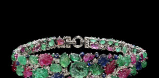 Il V&A Museum di Londra rivela il programma del 2025: dal lusso di Cartier allo stile di Maria Antonietta Cartier London, 1928 circa. Fascia in smeraldo, rubino, zaffiro, diamante e platino. Victoria & Albert Museum, Londra