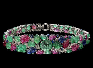 Il V&A Museum di Londra rivela il programma del 2025: dal lusso di Cartier allo stile di Maria Antonietta Cartier London, 1928 circa. Fascia in smeraldo, rubino, zaffiro, diamante e platino. Victoria & Albert Museum, Londra