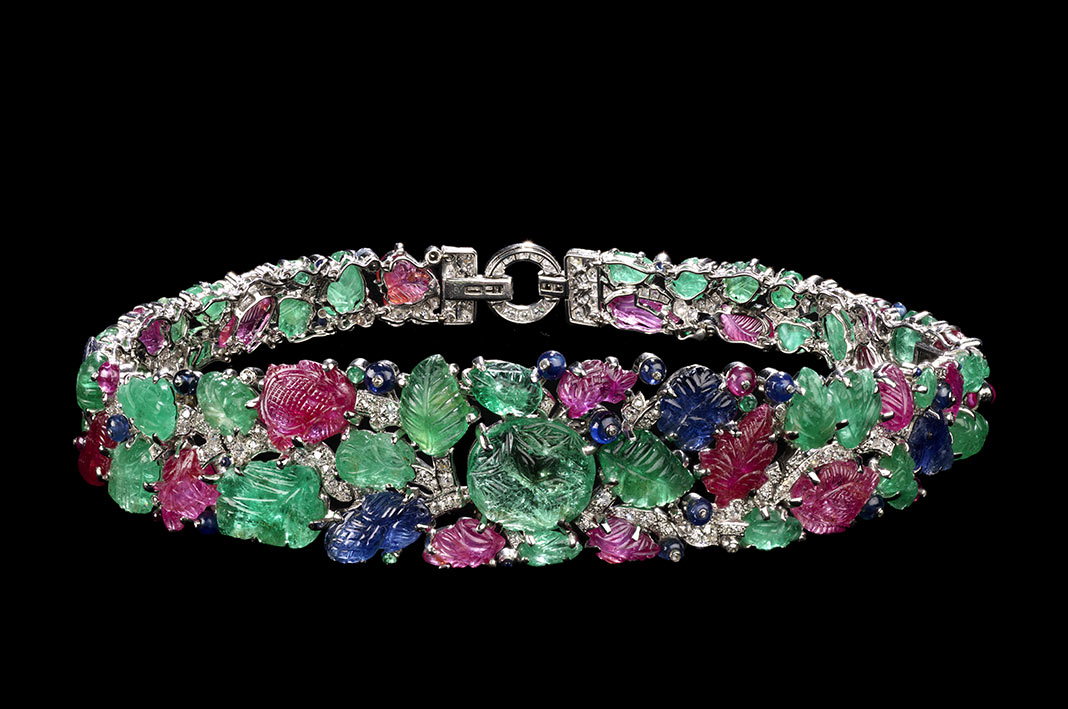 Bandeau in emerald, ruby, sapphire, diamond and platinum, Cartier London, 1928 (c) Victoria and Albert Museum, London-Home Cartier London, 1928 circa. Fascia in smeraldo, rubino, zaffiro, diamante e platino. Victoria & Albert Museum, Londra