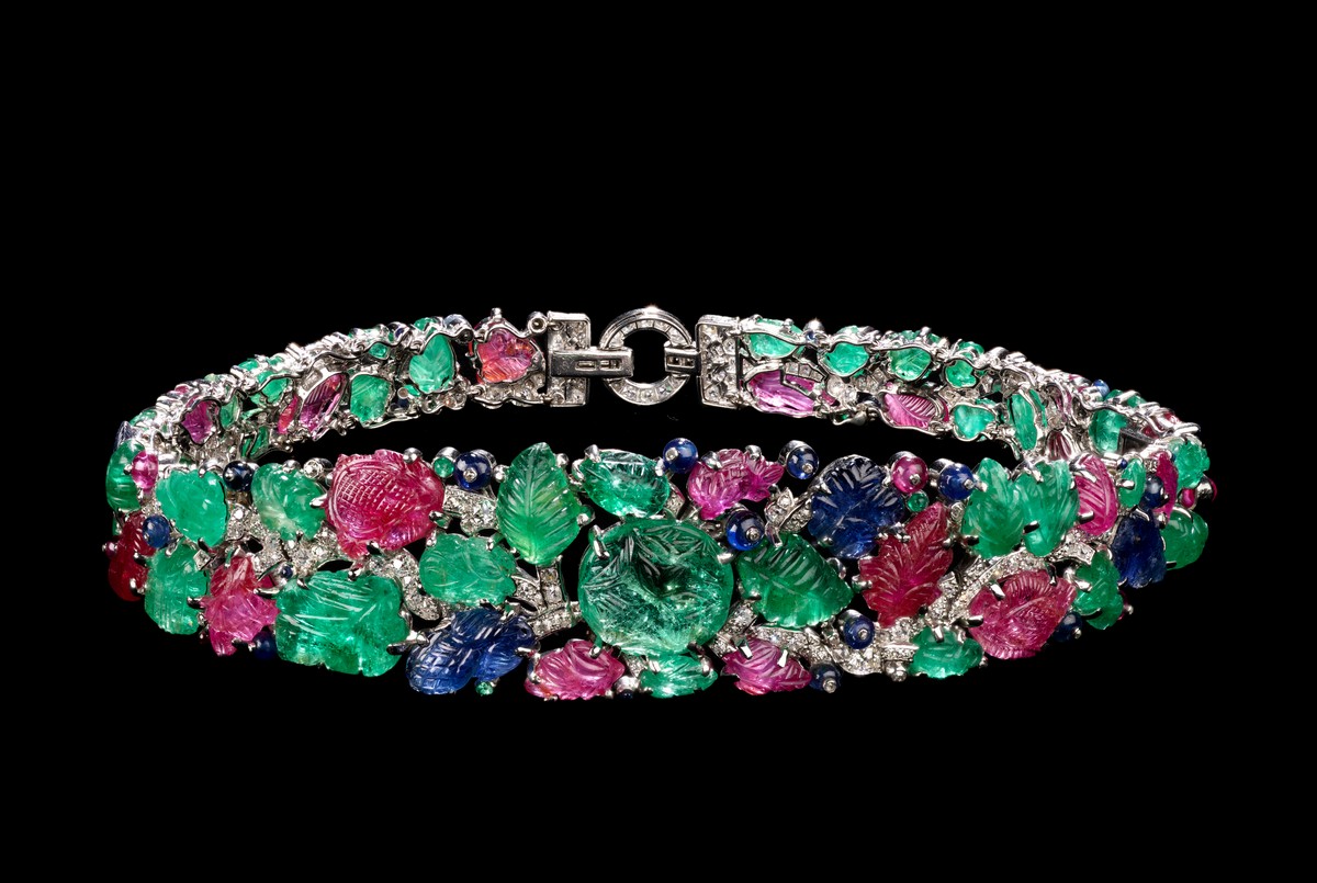 Cartier London, 1928 circa. Fascia in smeraldo, rubino, zaffiro, diamante e platino. Victoria & Albert Museum, Londra