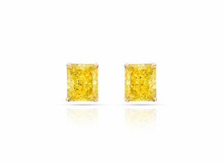 Stephen Silver sceglie diamanti fancy e zaffiri gialli per i suoi i tesori autunnali Orecchini con diamante fancy intense yellow, taglio radiant, da 2,17 carati