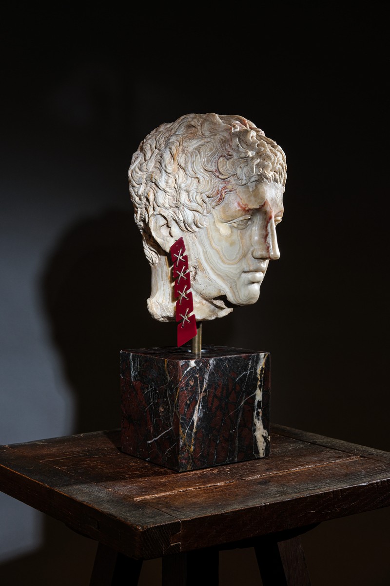 Testa di giovane in onice, realizzato nella prima metà del XIX secolo, con orecchino Fiches di Giancarlo Montebello