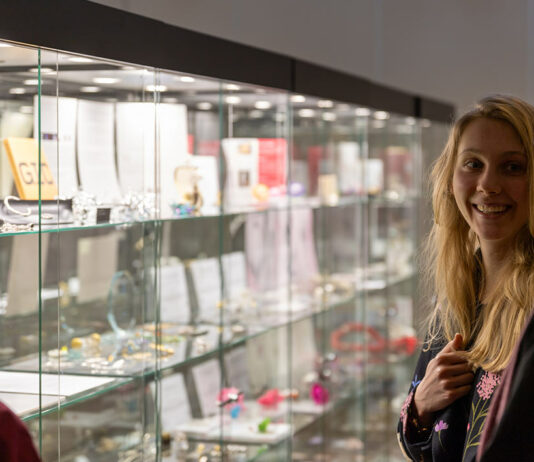 Milano Jewelry Week 2024: la celebrazione dell’eccellenza nella gioielleria internazionale ed i premi di Artistar Jewels Ospiti visitano un’esposizione di gioielli durante la Milano Jewelry Week 2024