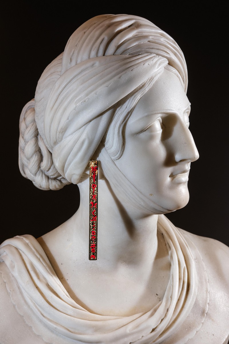 Busto femminile, accompagnato dall’orecchino Rongorongo di Tania Pistone