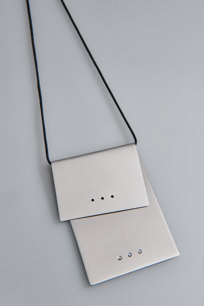 Collana “Tre più tre” (2024), realizzata in argento e brillanti